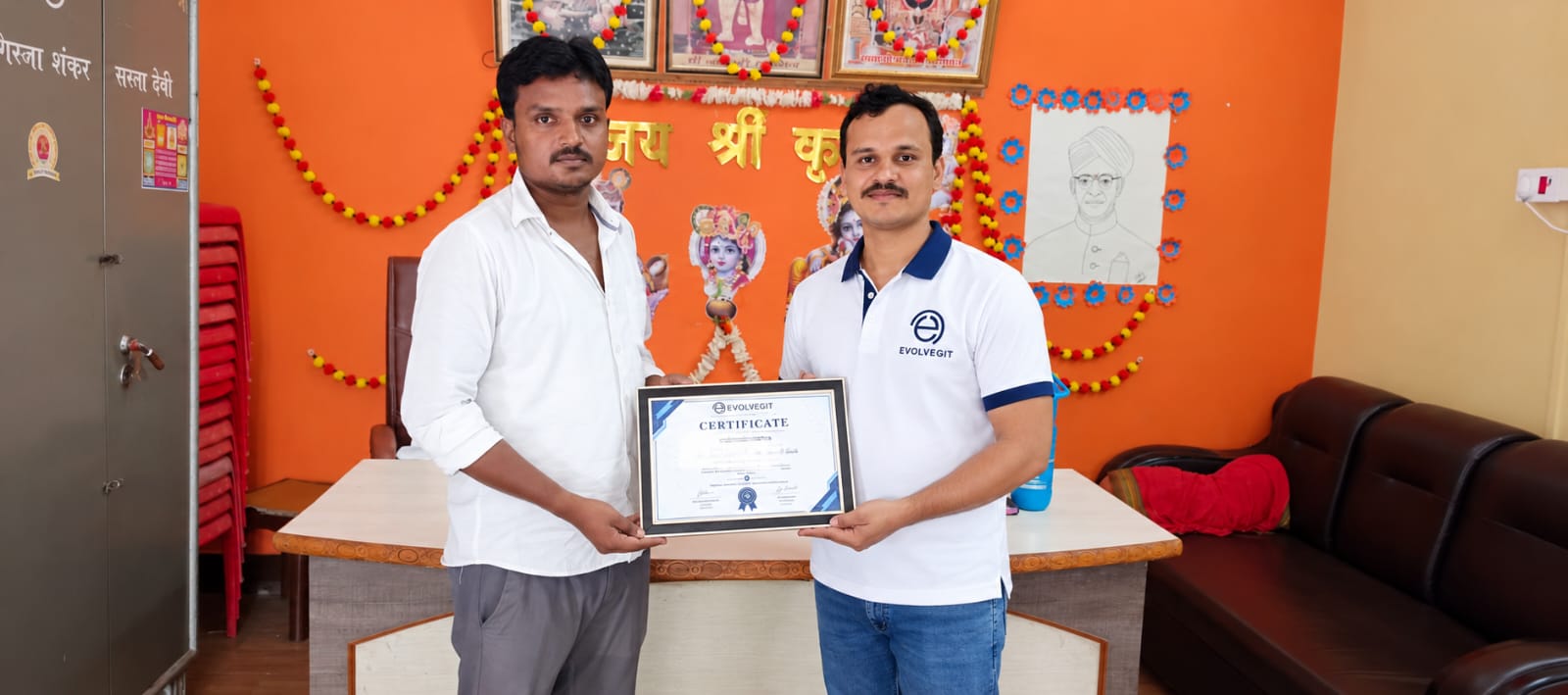 Evolvegit presenting the partnership certificate to the school owner